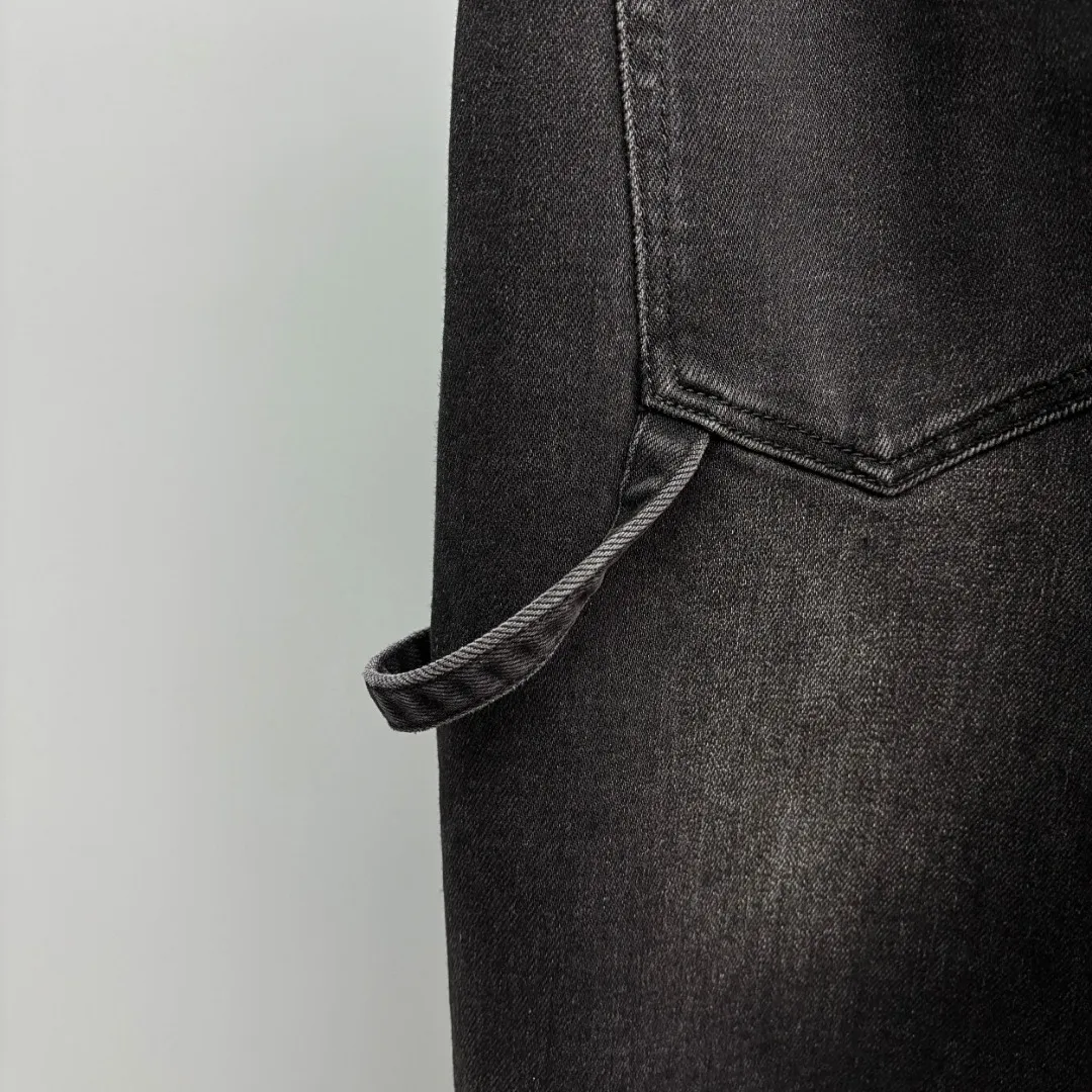 P390 Chrome Hearts/Chrome Hearts Straight-leg jeans are mainly made of high-quality high-quality cotton fiber. Fabrics with high cotton content have good moisture absorption and breathability. A small amount of spandex fiber is supplemented to increase the elasticity of the fabric and make the denim clothing fit the body better. It is comfortable to wear and not easy to deform. The yarn of high-quality denim is uniform, smooth and free of impurities. The surface of the woven fabric is smooth, delicate and clear. Zinc alloy placket buttons are embossed with Chrome Hearts logo. The embellishment of the customized 1:1 Crocodile leather label gives the upper body of the jeans a unique accent. The leather label on the waist and the details of the placket buttons echo the overall style. It is highly suitable for commuting. The neat trouser line and drape arc give a relaxed and high-end feel. Size: XS-2XL